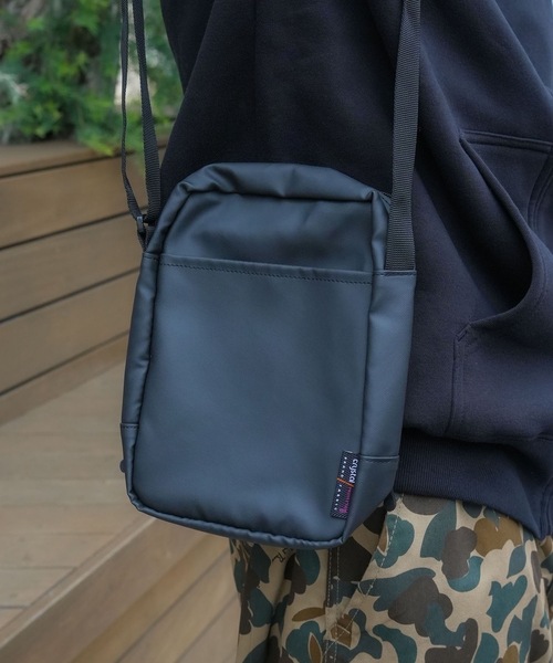 THRASHER(スラッシャー)の「HOMETOWN MINI SHOULDER POUCH TATE/THRASHER スラッシャー ミニショルダーバッグ 縦型 ポーチ サコッシュ ユニセックス 斜めがけ クロスボディ ストリート スケート(ショルダーバッグ・メンズ・ブラック×ホワイト/ブラック×ブラック・FREE)」の6枚目の写真