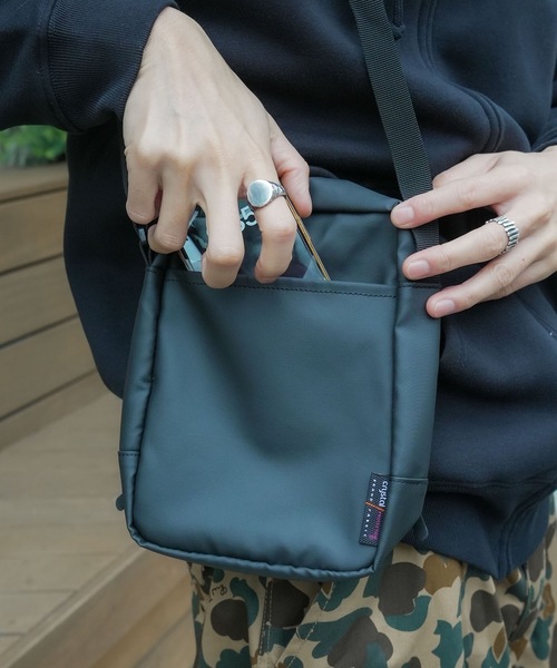 THRASHER(スラッシャー)の「HOMETOWN MINI SHOULDER POUCH TATE/THRASHER スラッシャー ミニショルダーバッグ 縦型 ポーチ サコッシュ ユニセックス 斜めがけ クロスボディ ストリート スケート(ショルダーバッグ・メンズ・ブラック×ホワイト/ブラック×ブラック・FREE)」の7枚目の写真