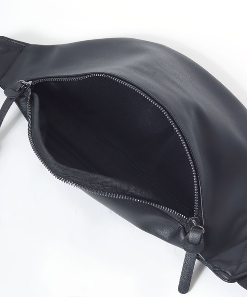 Salong hameu(サロン ハミュー)の「フェイクレザーボディバッグ メンズ レディース ユニセックス/合皮/PU(ボディバッグ/ウエストポーチ・メンズ・ブラック・FREE)」の5枚目の写真