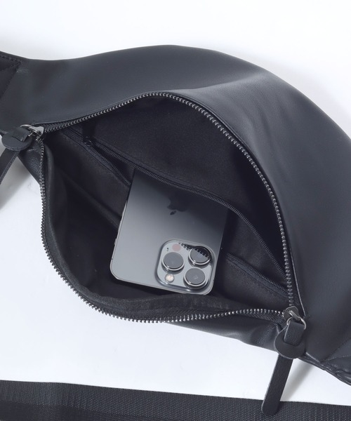 Salong hameu(サロン ハミュー)の「フェイクレザーボディバッグ メンズ レディース ユニセックス/合皮/PU(ボディバッグ/ウエストポーチ・メンズ・ブラック・FREE)」の9枚目の写真