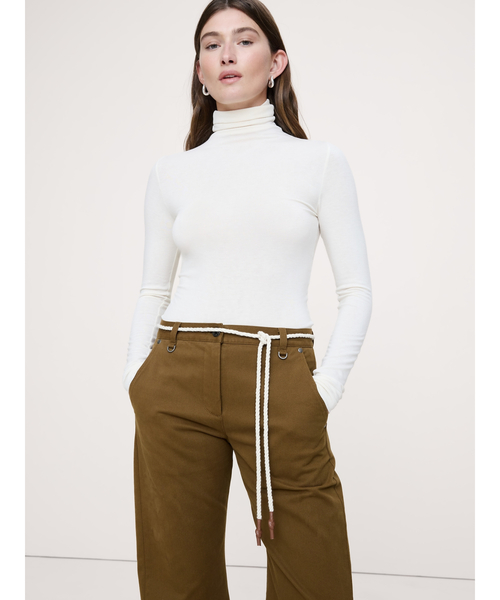 Banana Republic(バナナリパブリック)の「ミッドライズ ツイスト ストレートパンツ(その他パンツ・レディース・ブラック/カーキ・2/0/4/8/6)」の5枚目の写真