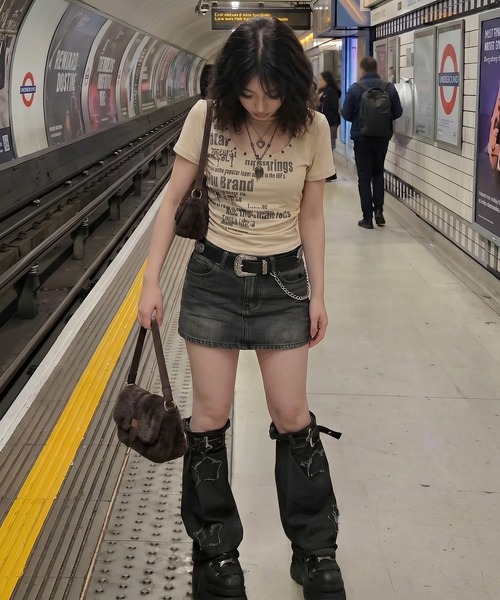 SPINNS(スピンズ)の「毎日使える王道デザイン☆【2サイズ展開】デニムタイトミニスカート/プレーン/平成ギャル/インナーパンツ付き(デニムスカート・レディース・ブルー系その他/ブラック・M/S)」の5枚目の写真
