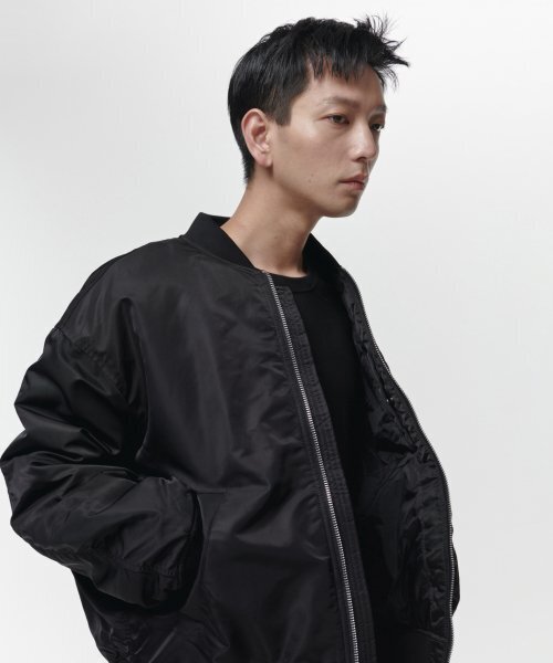 MUSINSA STANDARD（ムシンサスタンダード）の「特大MA-1ボンバージャケット[ブラック]（ブルゾン・メンズ・その他・MEDIUM/LARGE/X-LARGE/XX-LARGE）」の2枚目の写真