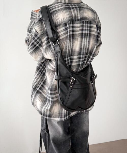 WEGO（ウィゴー）の「WEGO/ハーフムーンPUショルダー（ショルダーバッグ・レディース・ブラック/ブラック系その他・FREE）」の13枚目の写真