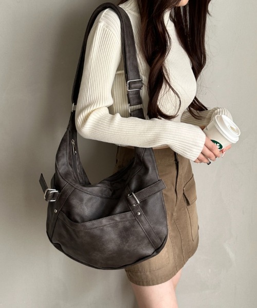 WEGO（ウィゴー）の「WEGO/ハーフムーンPUショルダー（ショルダーバッグ・レディース・ブラック/ブラック系その他・FREE）」の2枚目の写真