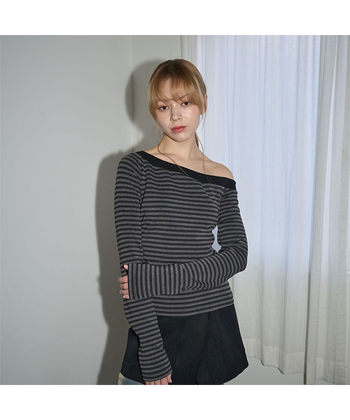 5OML(オーオーエムエル)の「ワンサイドオフショルダーストライプロングスリーブチャコール(Tシャツ/カットソー・レディース・チャコール・FREE)」の1枚目の写真