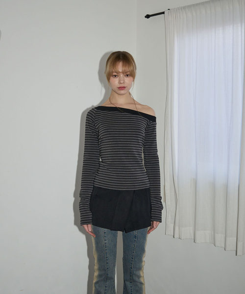 5OML(オーオーエムエル)の「ワンサイドオフショルダーストライプロングスリーブチャコール(Tシャツ/カットソー・レディース・チャコール・FREE)」の2枚目の写真