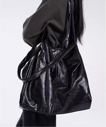 AsheKsha（アシクシャ）の「大容量でシンプルかつ高級感のあるソフトレザーのショルダーバッグ。脇に抱えられるデザインで、通勤に最適なトートバッグ。（ショルダーバッグ）」