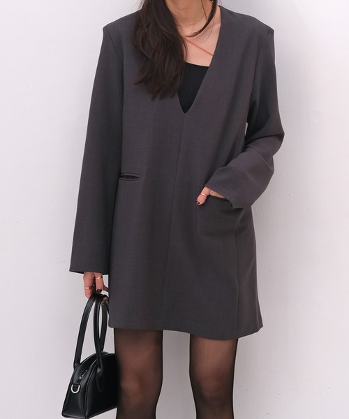 AKTE（アクテ）の「ディープVネックミニワンピース（ワンピース・レディース・ベージュ/チャコールグレー・1/2）」の2枚目の写真