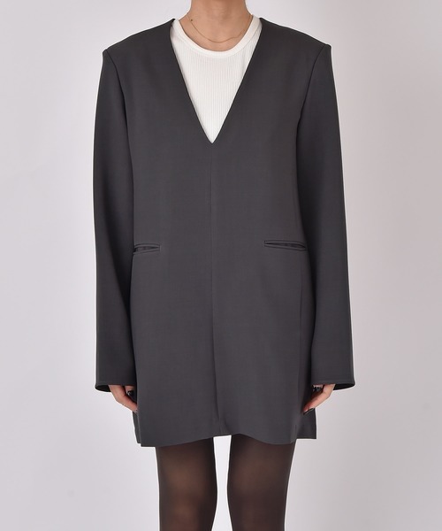 AKTE（アクテ）の「ディープVネックミニワンピース（ワンピース・レディース・ベージュ/チャコールグレー・1/2）」の3枚目の写真