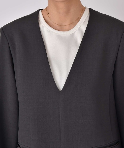 AKTE（アクテ）の「ディープVネックミニワンピース（ワンピース・レディース・ベージュ/チャコールグレー・1/2）」の6枚目の写真