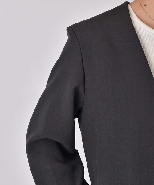 AKTE（アクテ）の「ディープVネックミニワンピース（ワンピース・レディース・ベージュ/チャコールグレー・1/2）」の7枚目の写真