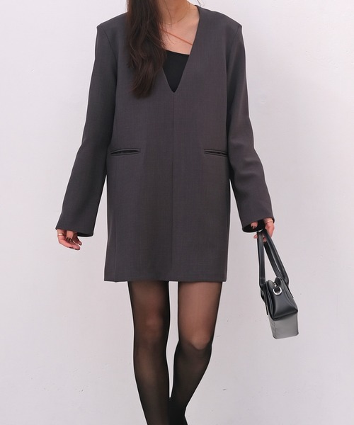 AKTE（アクテ）の「ディープVネックミニワンピース（ワンピース・レディース・ベージュ/チャコールグレー・1/2）」の12枚目の写真