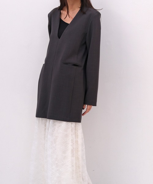 AKTE（アクテ）の「ディープVネックミニワンピース（ワンピース・レディース・ベージュ/チャコールグレー・1/2）」の17枚目の写真