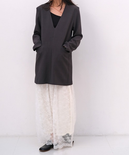 AKTE（アクテ）の「ディープVネックミニワンピース（ワンピース・レディース・ベージュ/チャコールグレー・1/2）」の18枚目の写真