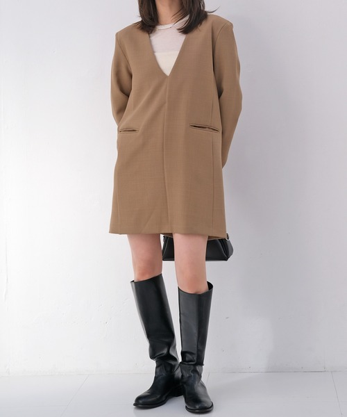 AKTE（アクテ）の「ディープVネックミニワンピース（ワンピース・レディース・ベージュ/チャコールグレー・1/2）」の22枚目の写真