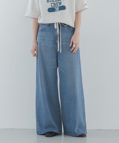 URBAN RESEARCH Sonny Label(アーバンリサーチサニーレーベル)の「リヨセルコットンドロストワイドデニム(デニムパンツ・レディース・ライトインディゴブルー/インディゴブルー・36/38/34)」の2枚目の写真