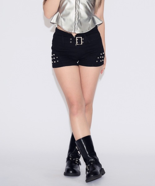 tinkerend(ティンカーエンド)の「Studded Low-rise Short Denim / スタッズローライズショートデニム(デニムパンツ・レディース・ブラック・1/2)」の3枚目の写真