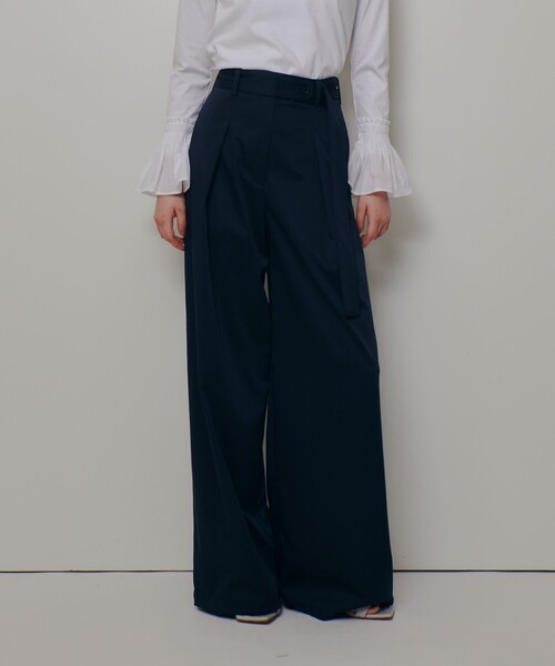 allureville(アルアバイル)の「サテンストレッチベルテッドパンツ(その他パンツ・レディース・ネイビー/ベージュ・2/1)」の2枚目の写真