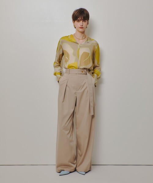 allureville(アルアバイル)の「サテンストレッチベルテッドパンツ(その他パンツ・レディース・ネイビー/ベージュ・2/1)」の11枚目の写真