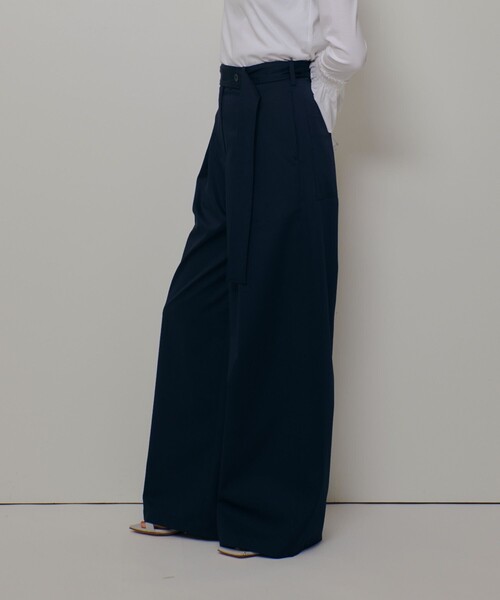 allureville(アルアバイル)の「サテンストレッチベルテッドパンツ(その他パンツ・レディース・ネイビー/ベージュ・2/1)」の19枚目の写真
