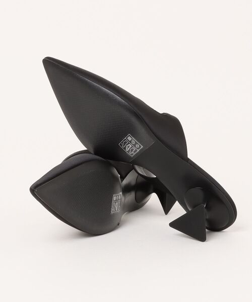 CHARLES & KEITH（チャールズ & キース）の「Vada ワーダ アシメトリック スカルプチュアルヒールパンプス（パンプス・レディース・ホワイト/ブラック/アイボリー・23.5cm/23cm/22.5cm/25cm/24.5cm）」の7枚目の写真