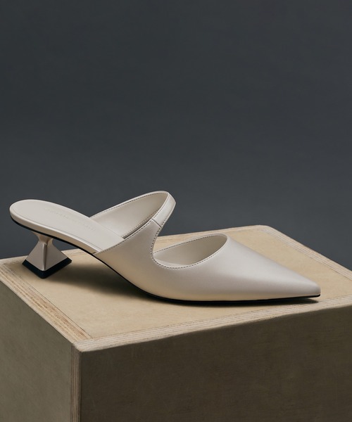 CHARLES & KEITH（チャールズ & キース）の「Vada ワーダ アシメトリック スカルプチュアルヒールパンプス（パンプス・レディース・ホワイト/ブラック/アイボリー・23.5cm/23cm/22.5cm/25cm/24.5cm）」の2枚目の写真