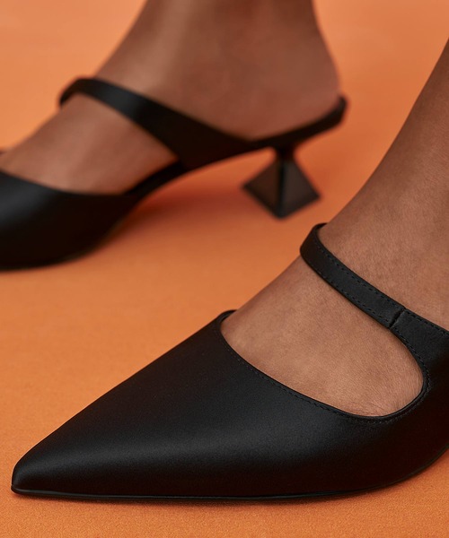CHARLES & KEITH（チャールズ & キース）の「Vada ワーダ アシメトリック スカルプチュアルヒールパンプス（パンプス・レディース・ホワイト/ブラック/アイボリー・23.5cm/23cm/22.5cm/25cm/24.5cm）」の11枚目の写真