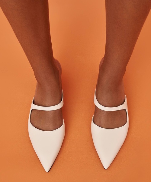 CHARLES & KEITH（チャールズ & キース）の「Vada ワーダ アシメトリック スカルプチュアルヒールパンプス（パンプス・レディース・ホワイト/ブラック/アイボリー・23.5cm/23cm/22.5cm/25cm/24.5cm）」の18枚目の写真