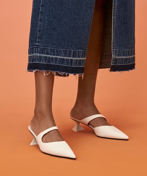 CHARLES & KEITH（チャールズ & キース）の「Vada ワーダ アシメトリック スカルプチュアルヒールパンプス（パンプス・レディース・ホワイト/ブラック/アイボリー・23.5cm/23cm/22.5cm/25cm/24.5cm）」の19枚目の写真