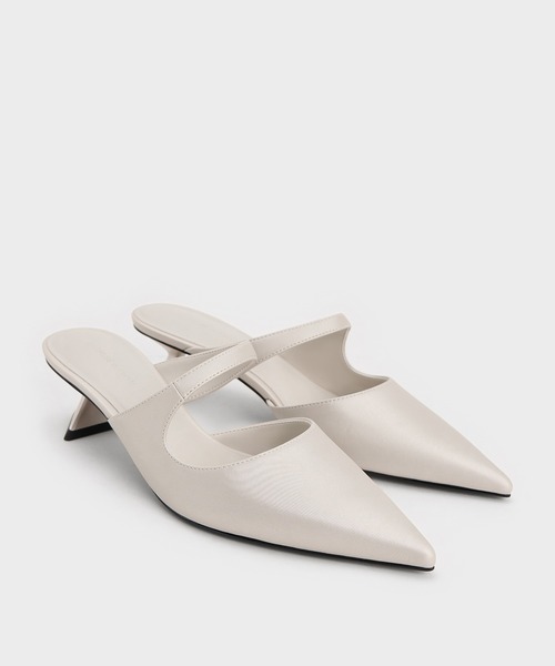 CHARLES & KEITH（チャールズ & キース）の「Vada ワーダ アシメトリック スカルプチュアルヒールパンプス（パンプス・レディース・ホワイト/ブラック/アイボリー・23.5cm/23cm/22.5cm/25cm/24.5cm）」の17枚目の写真