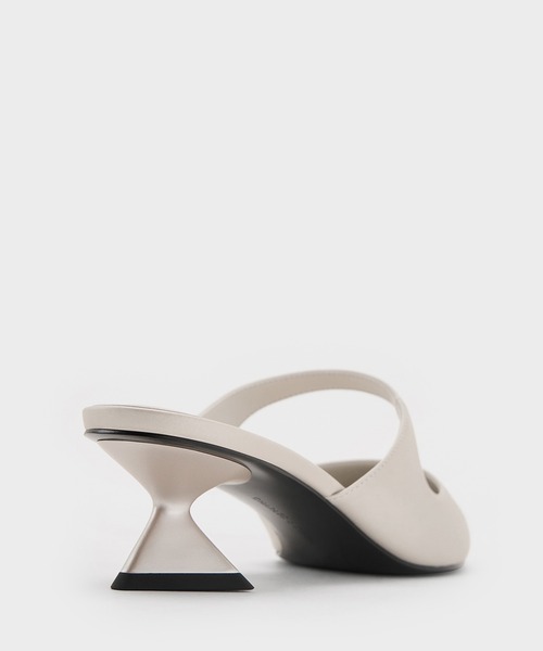 CHARLES & KEITH（チャールズ & キース）の「Vada ワーダ アシメトリック スカルプチュアルヒールパンプス（パンプス・レディース・ホワイト/ブラック/アイボリー・23.5cm/23cm/22.5cm/25cm/24.5cm）」の8枚目の写真
