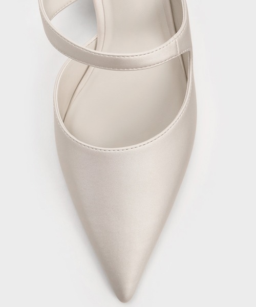 CHARLES & KEITH（チャールズ & キース）の「Vada ワーダ アシメトリック スカルプチュアルヒールパンプス（パンプス・レディース・ホワイト/ブラック/アイボリー・23.5cm/23cm/22.5cm/25cm/24.5cm）」の9枚目の写真
