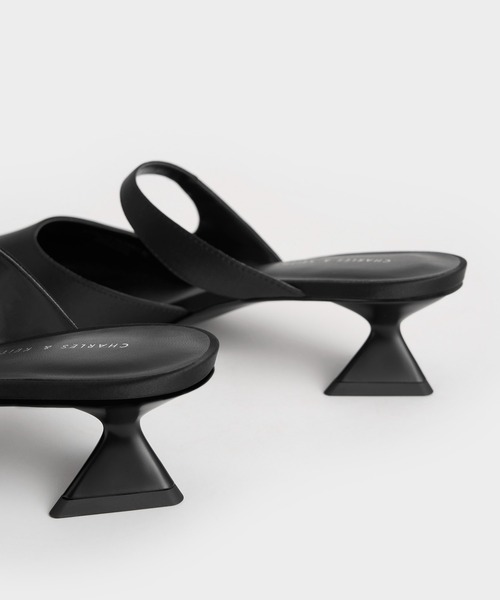 CHARLES & KEITH（チャールズ & キース）の「Vada ワーダ アシメトリック スカルプチュアルヒールパンプス（パンプス・レディース・ホワイト/ブラック/アイボリー・23.5cm/23cm/22.5cm/25cm/24.5cm）」の5枚目の写真