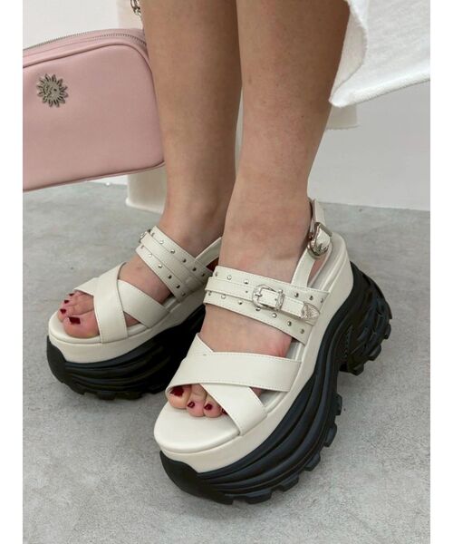 EVRIS(エヴリス)の「厚底スニーカープラットフォームサンダル(サンダル・レディース・ホワイト/ブラック・LARGE/MEDIUM/SMALL)」の10枚目の写真