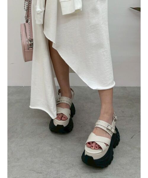 EVRIS(エヴリス)の「厚底スニーカープラットフォームサンダル(サンダル・レディース・ホワイト/ブラック・LARGE/MEDIUM/SMALL)」の11枚目の写真