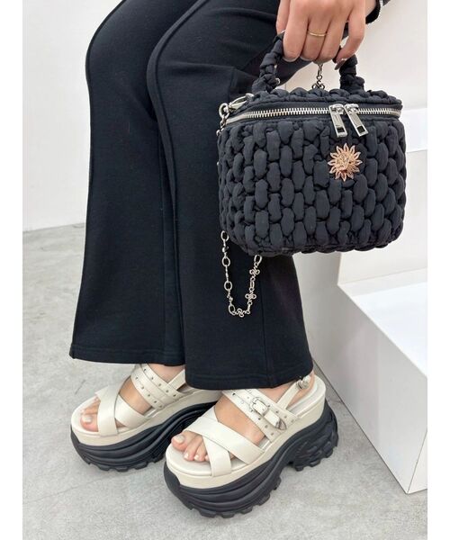 EVRIS(エヴリス)の「厚底スニーカープラットフォームサンダル(サンダル・レディース・ホワイト/ブラック・LARGE/MEDIUM/SMALL)」の13枚目の写真