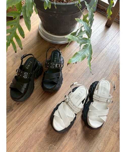 EVRIS(エヴリス)の「厚底スニーカープラットフォームサンダル(サンダル・レディース・ホワイト/ブラック・LARGE/MEDIUM/SMALL)」の17枚目の写真