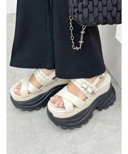 EVRIS(エヴリス)の「厚底スニーカープラットフォームサンダル(サンダル・レディース・ホワイト/ブラック・LARGE/MEDIUM/SMALL)」の2枚目の写真