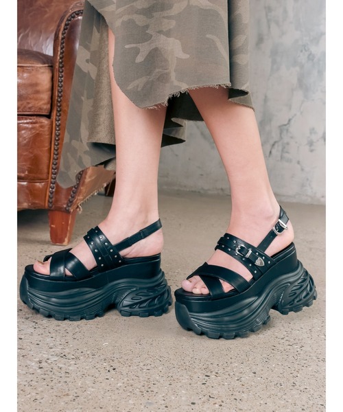 EVRIS(エヴリス)の「厚底スニーカープラットフォームサンダル(サンダル・レディース・ホワイト/ブラック・LARGE/MEDIUM/SMALL)」の1枚目の写真
