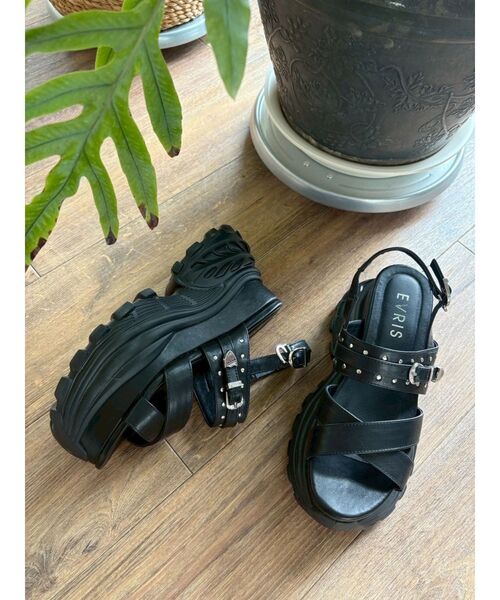 EVRIS(エヴリス)の「厚底スニーカープラットフォームサンダル(サンダル・レディース・ホワイト/ブラック・LARGE/MEDIUM/SMALL)」の3枚目の写真