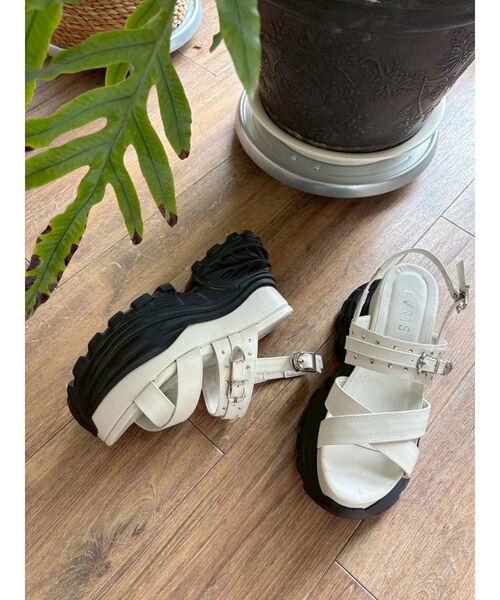EVRIS(エヴリス)の「厚底スニーカープラットフォームサンダル(サンダル・レディース・ホワイト/ブラック・LARGE/MEDIUM/SMALL)」の4枚目の写真