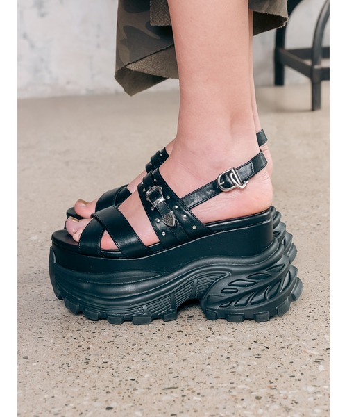 EVRIS(エヴリス)の「厚底スニーカープラットフォームサンダル(サンダル・レディース・ホワイト/ブラック・LARGE/MEDIUM/SMALL)」の5枚目の写真