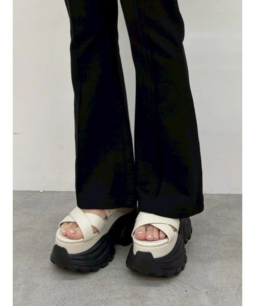 EVRIS(エヴリス)の「厚底スニーカープラットフォームサンダル(サンダル・レディース・ホワイト/ブラック・LARGE/MEDIUM/SMALL)」の7枚目の写真