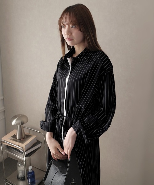 LAFFMO(ラフモ)の「ピンストライプロングシャツワンピース(ワンピース・レディース・ブラック/グレー・F)」の4枚目の写真