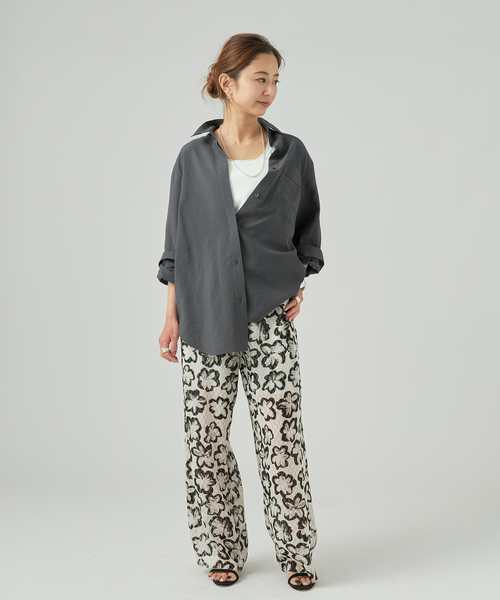 VERMEIL par iena（ヴェルメイユパーイエナ）の「Airy Over シャツ（シャツ/ブラウス・レディース・ホワイト/チャコールグレー・FREE）」の3枚目の写真