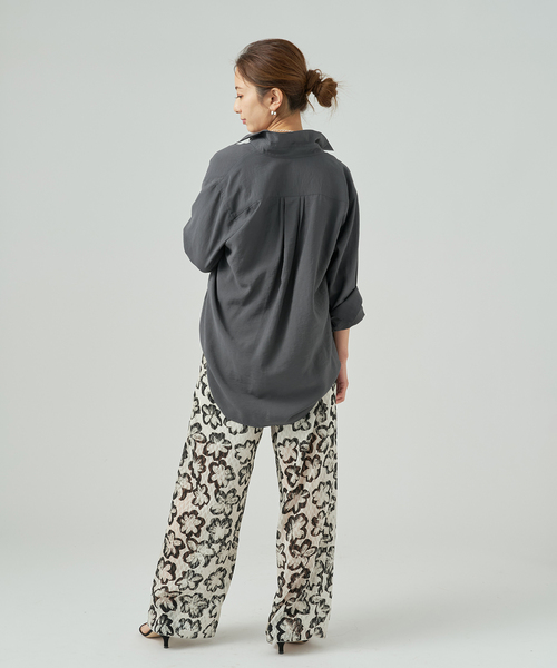 VERMEIL par iena（ヴェルメイユパーイエナ）の「Airy Over シャツ（シャツ/ブラウス・レディース・ホワイト/チャコールグレー・FREE）」の4枚目の写真