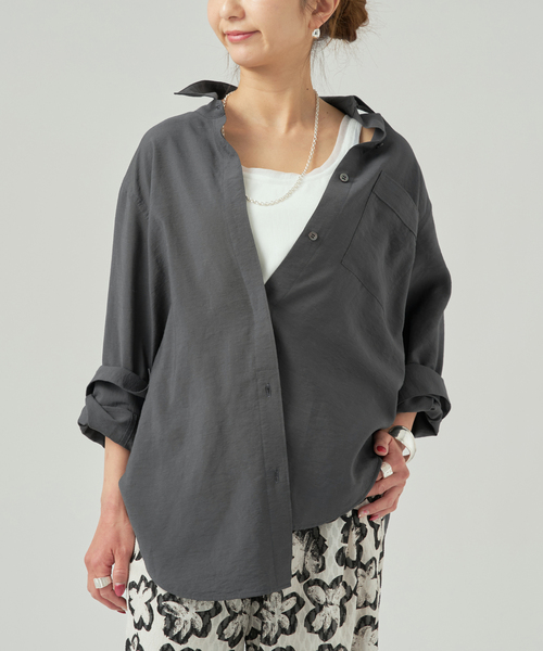 VERMEIL par iena（ヴェルメイユパーイエナ）の「Airy Over シャツ（シャツ/ブラウス・レディース・ホワイト/チャコールグレー・FREE）」の5枚目の写真