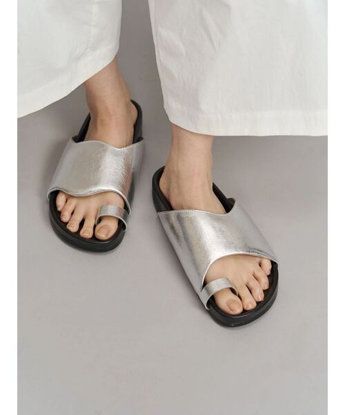 UN3D.（アンスリード）の「ASYMMETRY WAVE SANDAL / アシンメトリーウェーブサンダル（サンダル・レディース・シルバー/ブラック・36/38/37）」の12枚目の写真