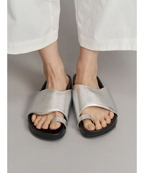 UN3D.（アンスリード）の「ASYMMETRY WAVE SANDAL / アシンメトリーウェーブサンダル（サンダル・レディース・シルバー/ブラック・36/38/37）」の14枚目の写真